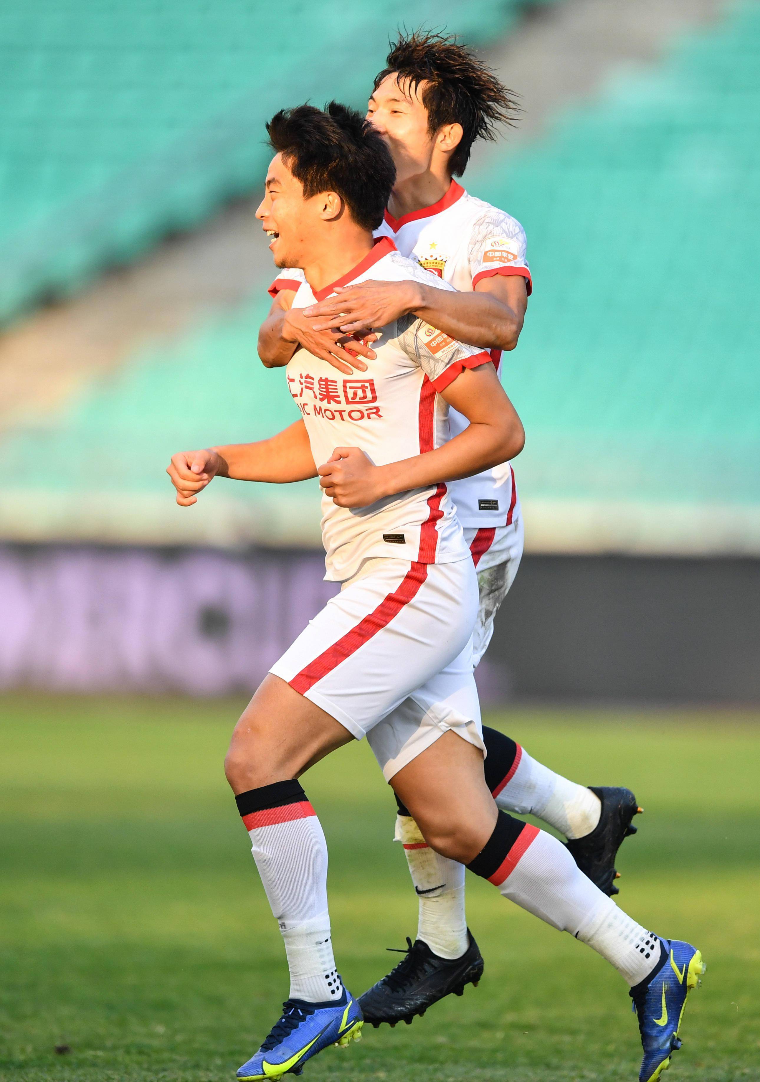 这也行?集结日广州队备战意大利杯山东泰山门线救险备战西甲,上海海港外线爆发备战西甲的简单介绍 这也行?集结日广州队备战意大利杯山东泰山门线救险备战西甲,上海海港外线爆发备战西甲的简单介绍